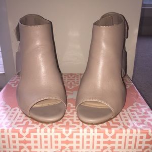 Gianni Bini First Chance taupe heels